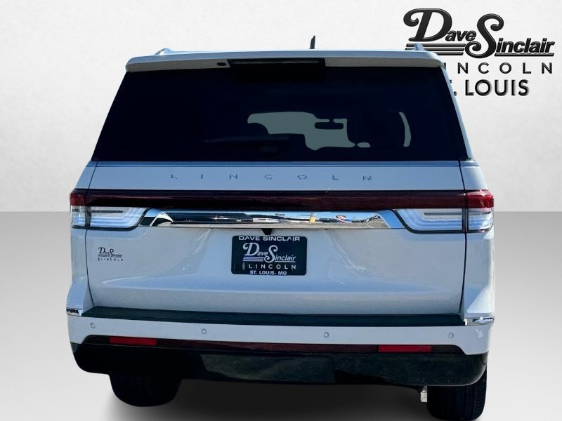 Lincoln Navigator Vehicle Full-screen Gallery Image 07