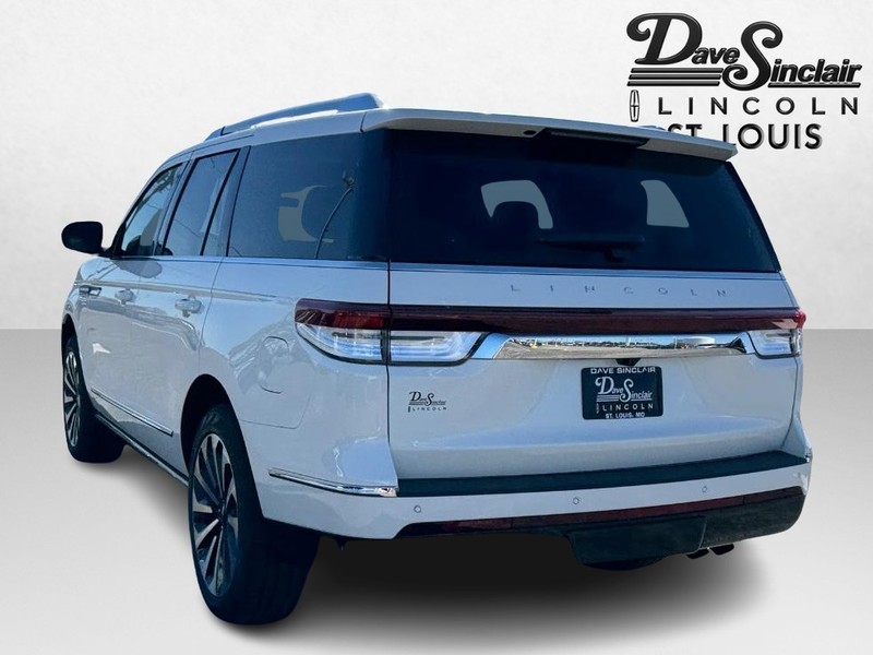 Lincoln Navigator Vehicle Full-screen Gallery Image 09