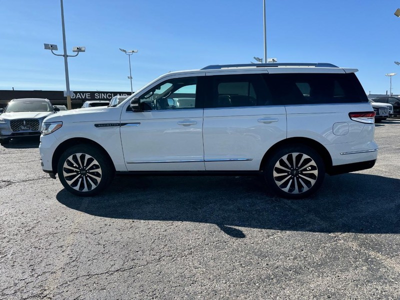 Lincoln Navigator Vehicle Full-screen Gallery Image 10