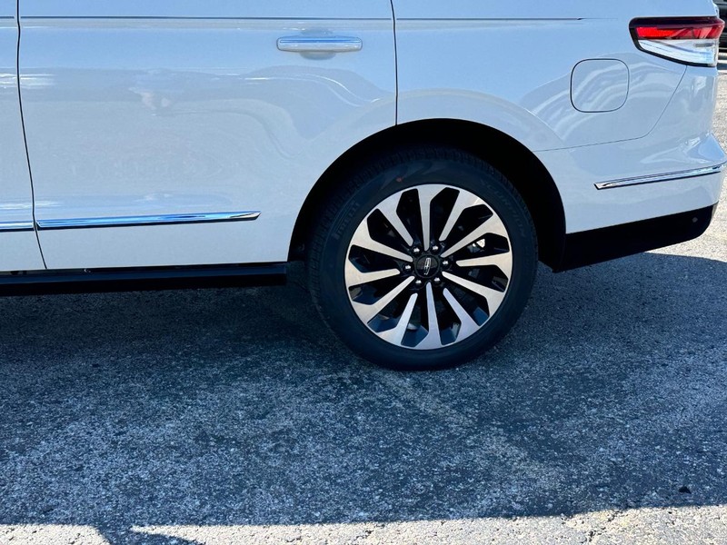 Lincoln Navigator Vehicle Full-screen Gallery Image 11