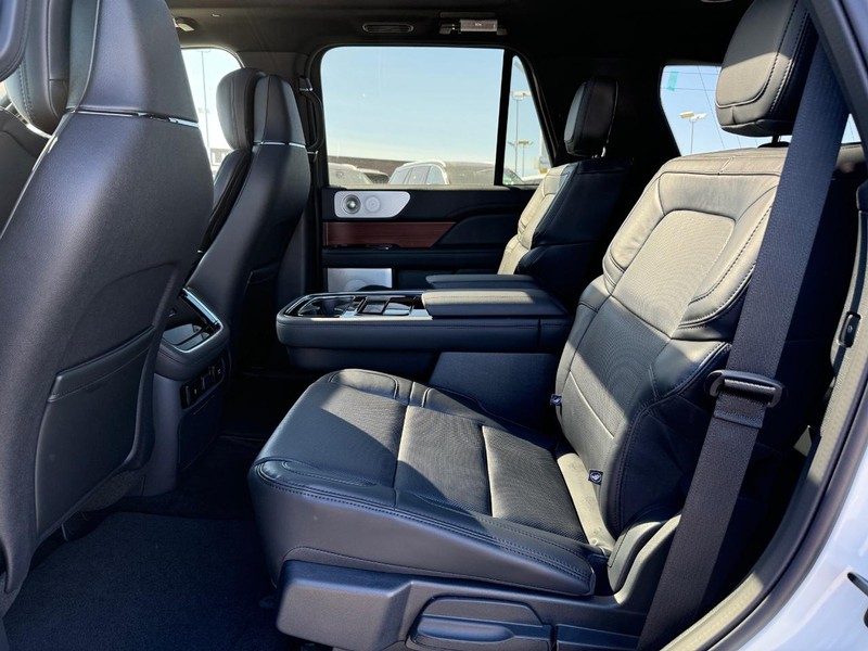 Lincoln Navigator Vehicle Full-screen Gallery Image 12