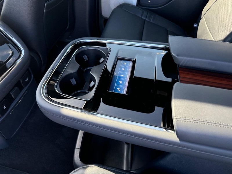 Lincoln Navigator Vehicle Full-screen Gallery Image 13