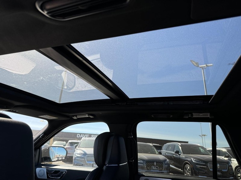 Lincoln Navigator Vehicle Full-screen Gallery Image 14