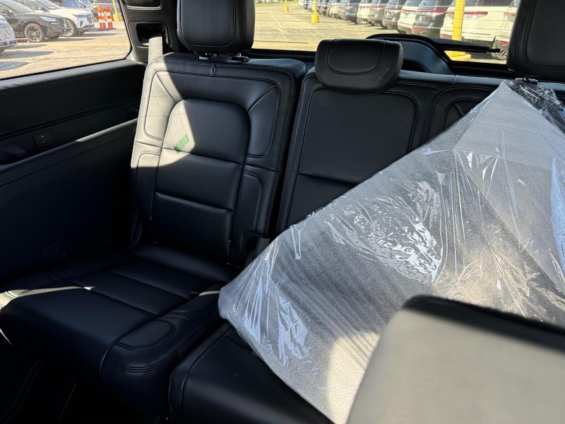 Lincoln Navigator Vehicle Full-screen Gallery Image 15