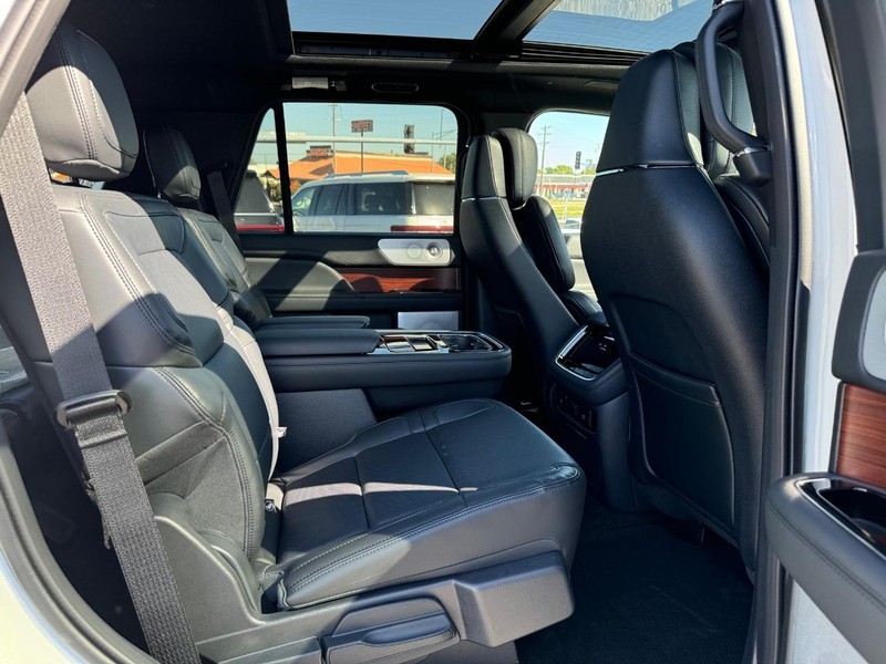 Lincoln Navigator Vehicle Full-screen Gallery Image 16