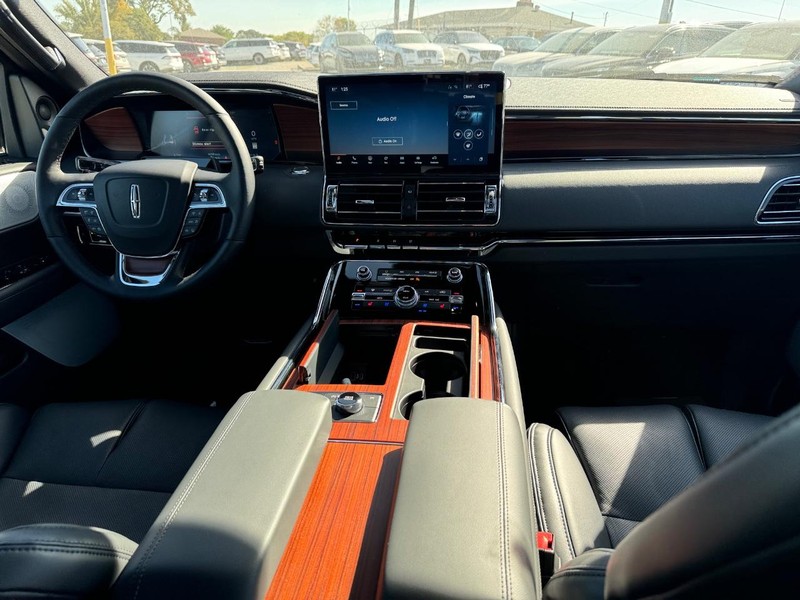 Lincoln Navigator Vehicle Full-screen Gallery Image 17