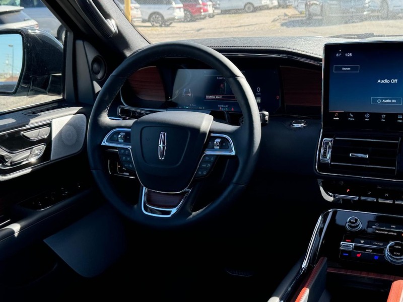 Lincoln Navigator Vehicle Full-screen Gallery Image 18