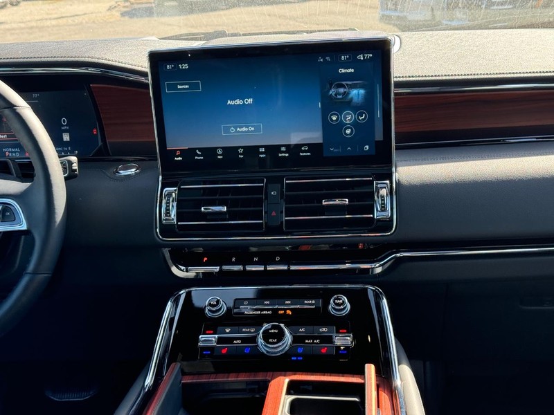 Lincoln Navigator Vehicle Full-screen Gallery Image 19