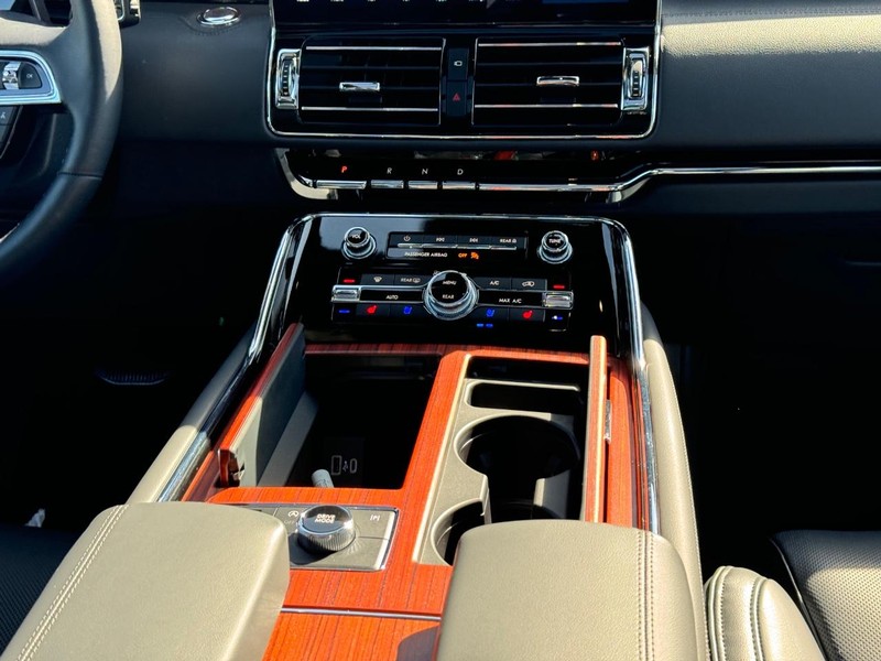 Lincoln Navigator Vehicle Full-screen Gallery Image 20