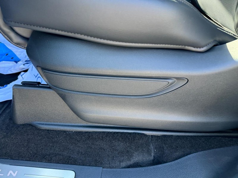 Lincoln Navigator Vehicle Full-screen Gallery Image 21