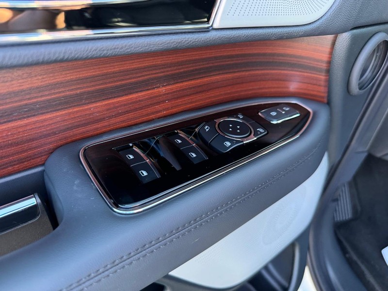 Lincoln Navigator Vehicle Full-screen Gallery Image 22