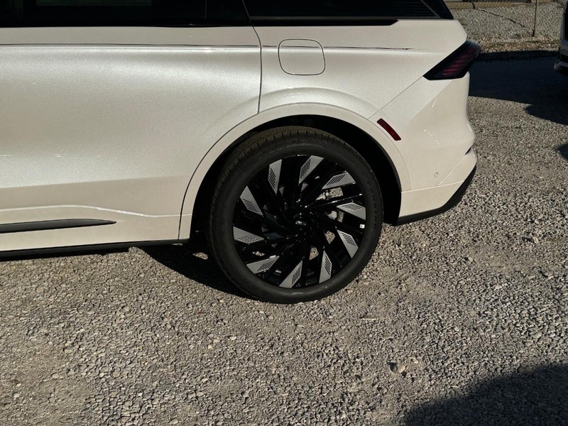 Lincoln Nautilus Vehicle Full-screen Gallery Image 10