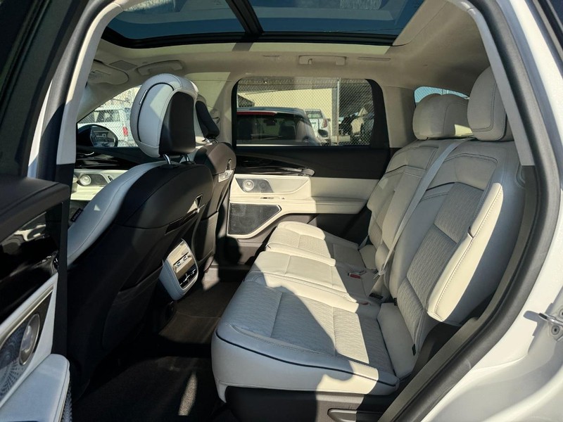 Lincoln Nautilus Vehicle Full-screen Gallery Image 11