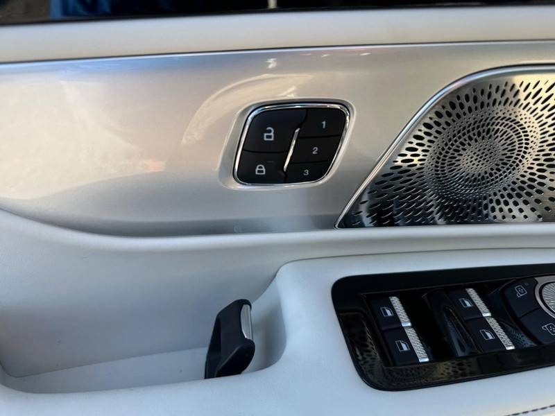 Lincoln Nautilus Vehicle Full-screen Gallery Image 20
