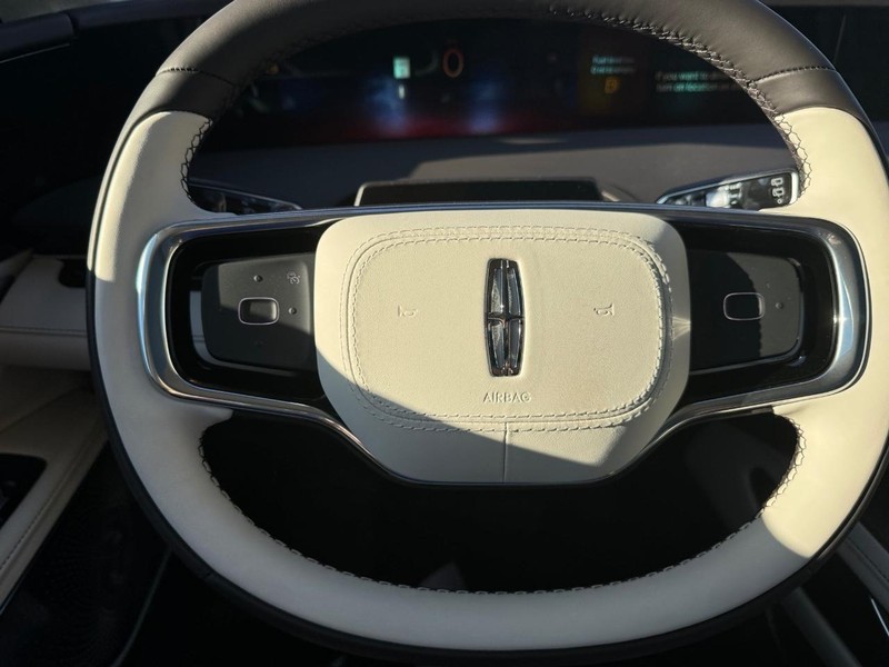 Lincoln Nautilus Vehicle Full-screen Gallery Image 21