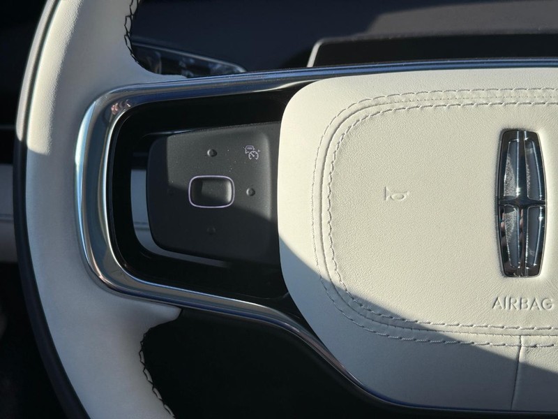 Lincoln Nautilus Vehicle Full-screen Gallery Image 22