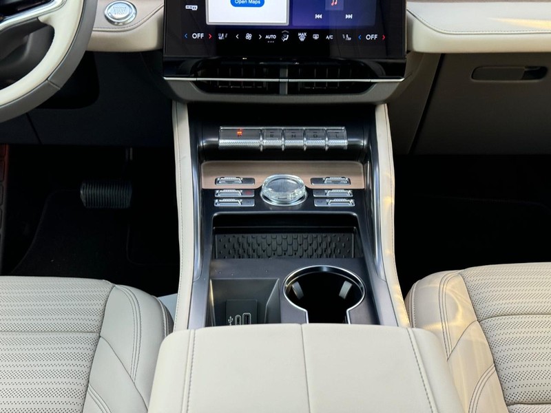 Lincoln Nautilus Vehicle Full-screen Gallery Image 16