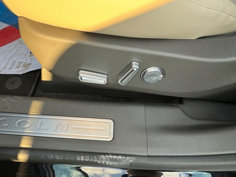 Lincoln Nautilus Vehicle Full-screen Gallery Image 19