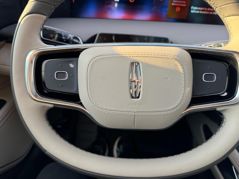 Lincoln Nautilus Vehicle Full-screen Gallery Image 20