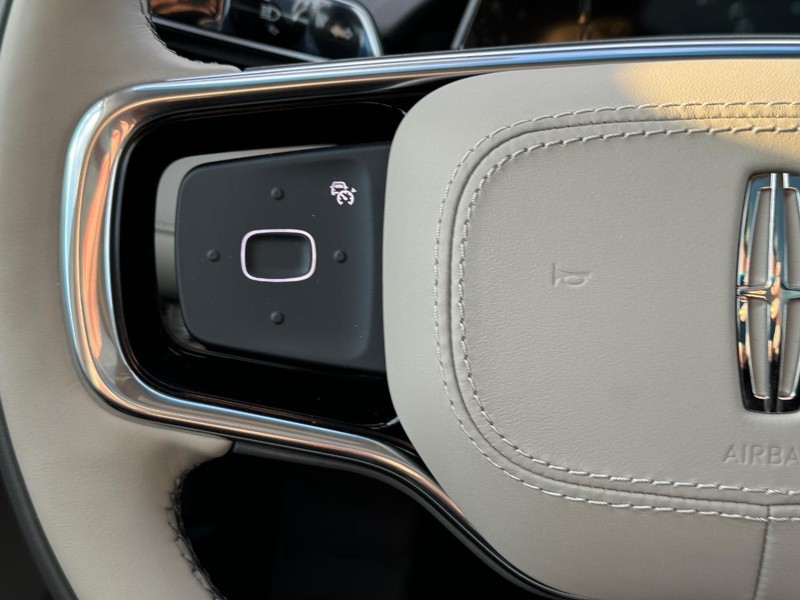 Lincoln Nautilus Vehicle Full-screen Gallery Image 21