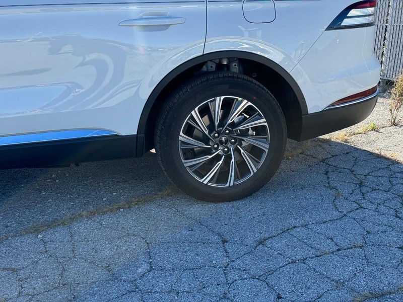 Lincoln Aviator Vehicle Full-screen Gallery Image 10