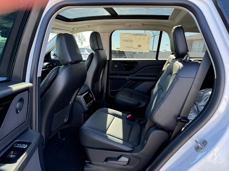 Lincoln Aviator Vehicle Full-screen Gallery Image 11