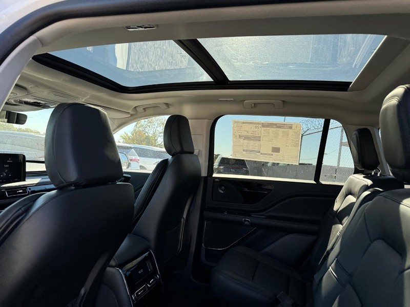 Lincoln Aviator Vehicle Full-screen Gallery Image 12