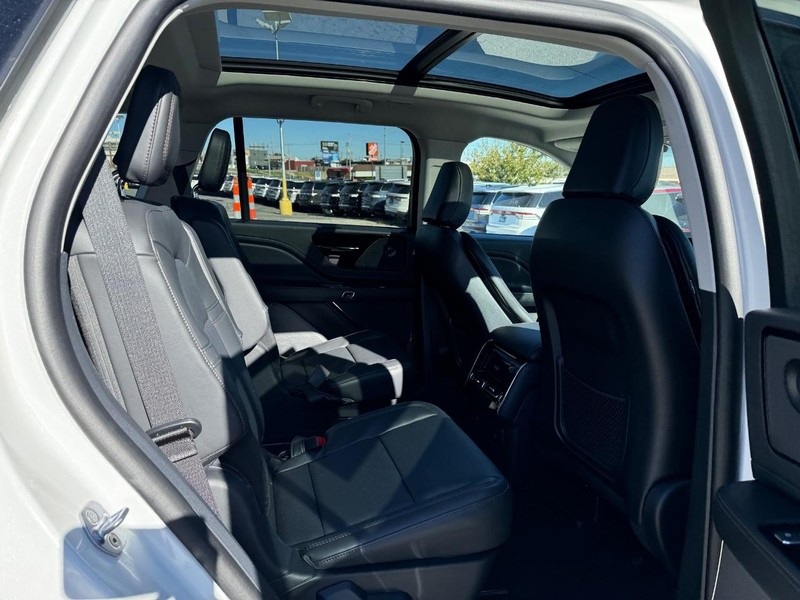 Lincoln Aviator Vehicle Full-screen Gallery Image 15