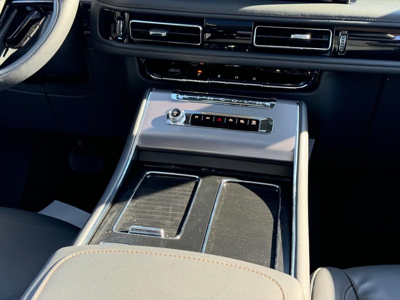 Lincoln Aviator Vehicle Full-screen Gallery Image 19