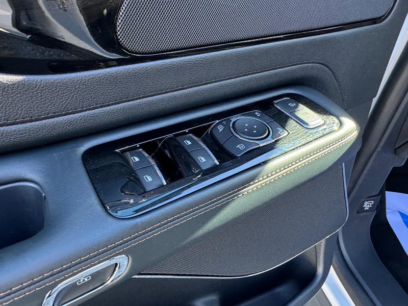 Lincoln Aviator Vehicle Full-screen Gallery Image 21