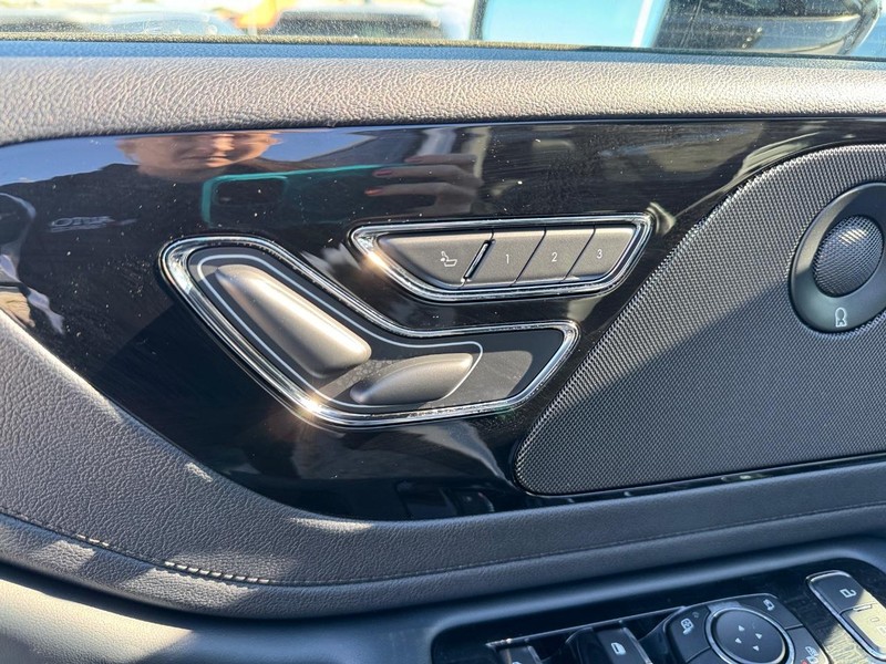 Lincoln Aviator Vehicle Full-screen Gallery Image 22