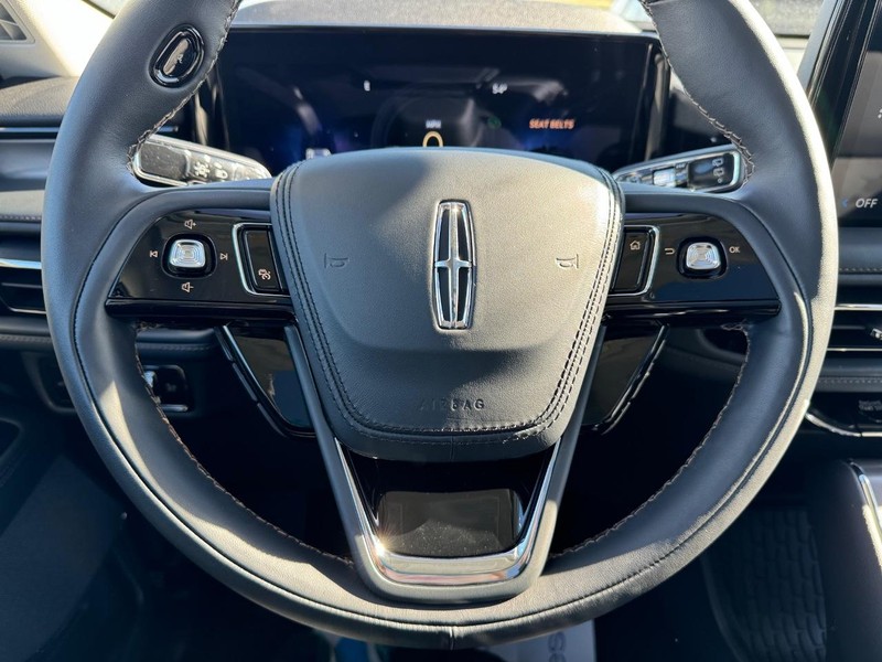 Lincoln Aviator Vehicle Full-screen Gallery Image 23