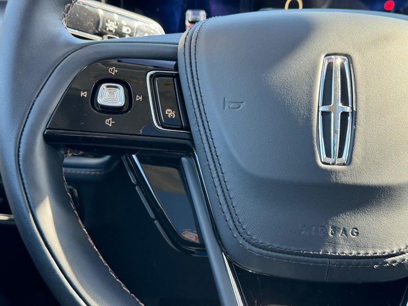 Lincoln Aviator Vehicle Full-screen Gallery Image 24