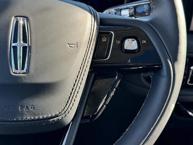 Lincoln Aviator Vehicle Full-screen Gallery Image 26
