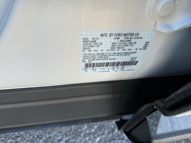 Lincoln Aviator Vehicle Full-screen Gallery Image 28