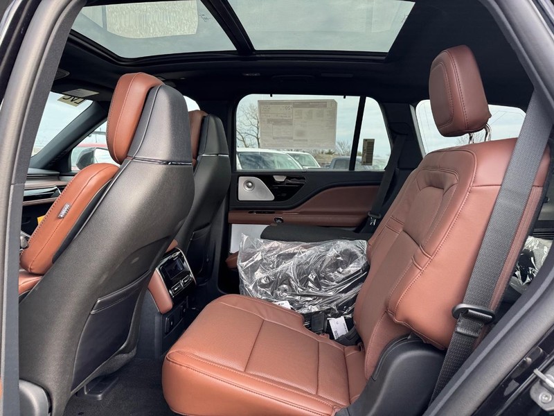 Lincoln Aviator Vehicle Full-screen Gallery Image 11
