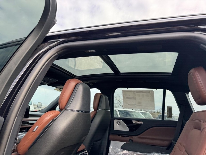 Lincoln Aviator Vehicle Full-screen Gallery Image 12