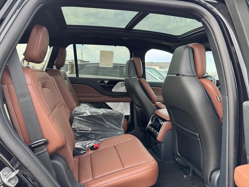 Lincoln Aviator Vehicle Full-screen Gallery Image 13