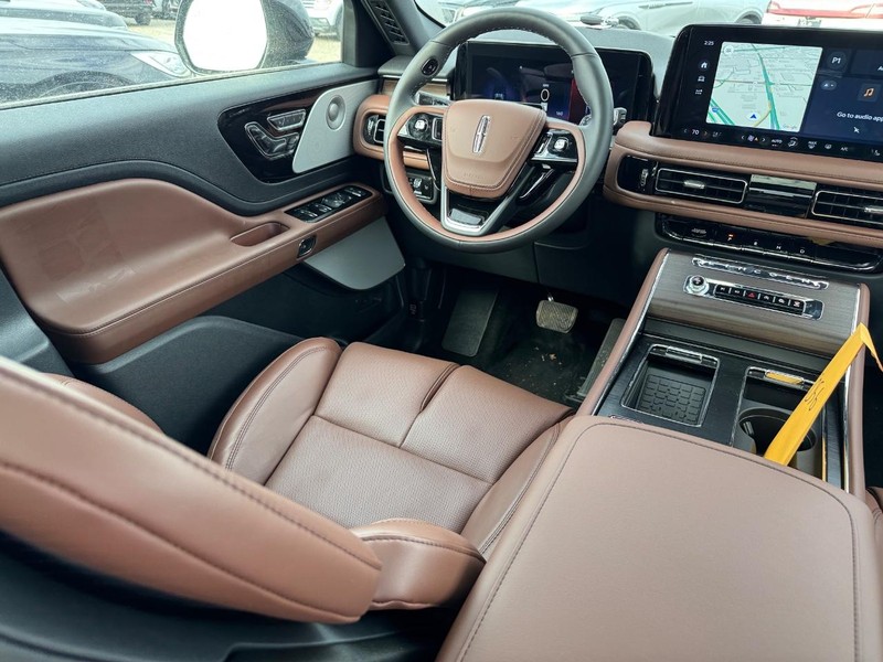 Lincoln Aviator Vehicle Full-screen Gallery Image 15