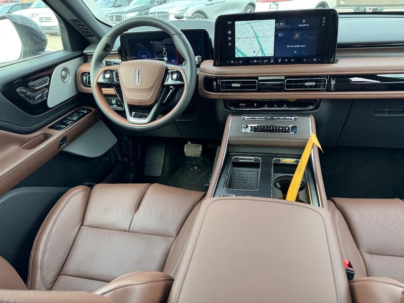 Lincoln Aviator Vehicle Full-screen Gallery Image 16
