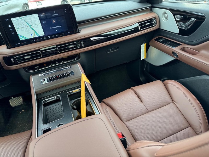 Lincoln Aviator Vehicle Full-screen Gallery Image 17