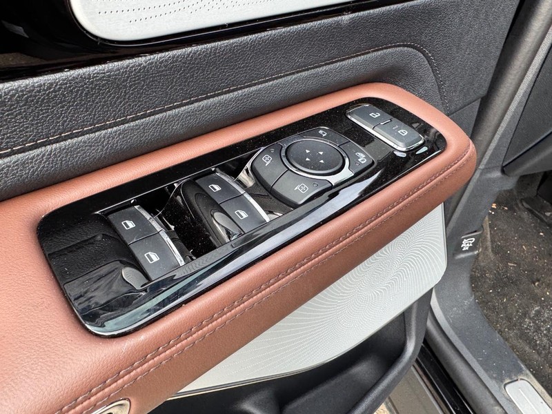 Lincoln Aviator Vehicle Full-screen Gallery Image 19