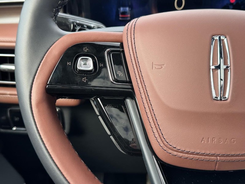 Lincoln Aviator Vehicle Full-screen Gallery Image 22