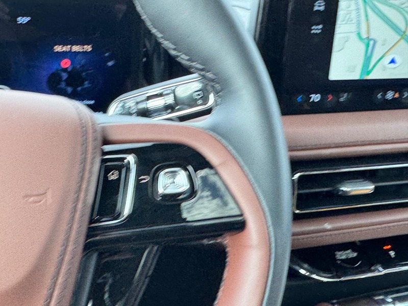 Lincoln Aviator Vehicle Full-screen Gallery Image 23