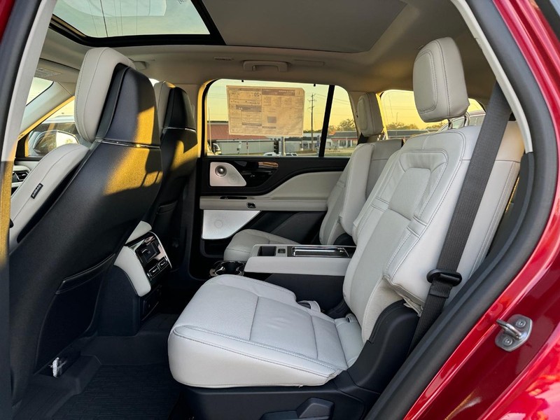 Lincoln Aviator Vehicle Full-screen Gallery Image 11