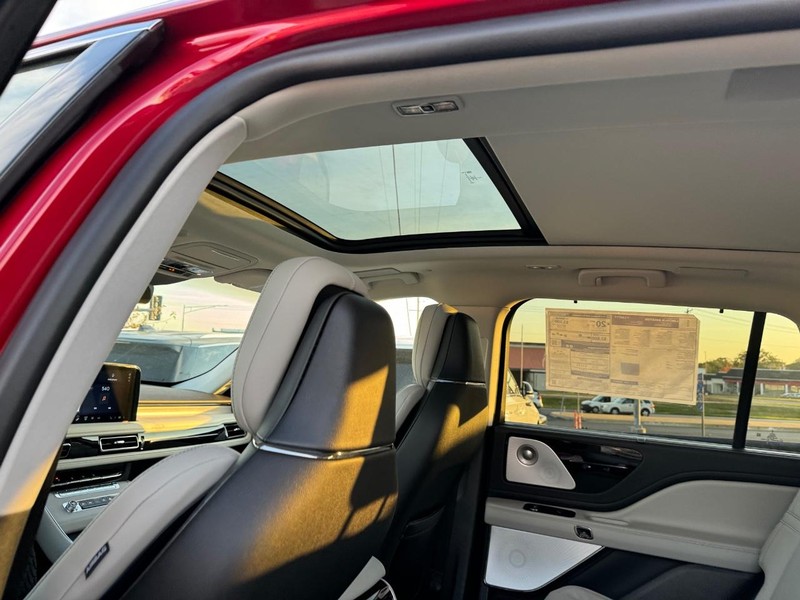 Lincoln Aviator Vehicle Full-screen Gallery Image 12