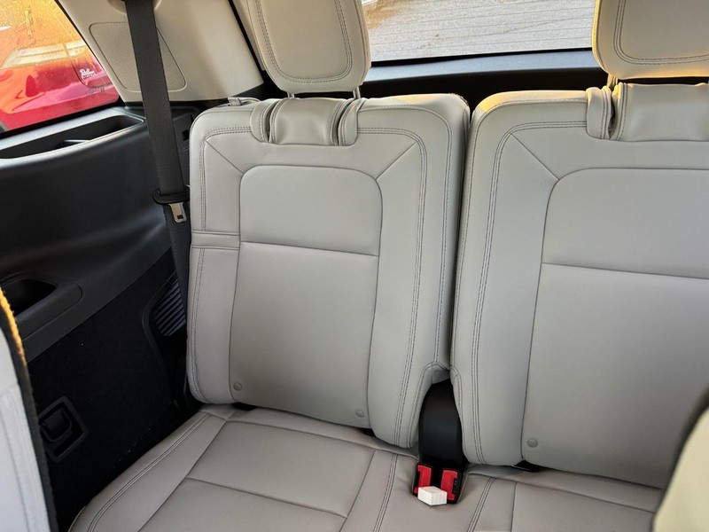 Lincoln Aviator Vehicle Full-screen Gallery Image 14