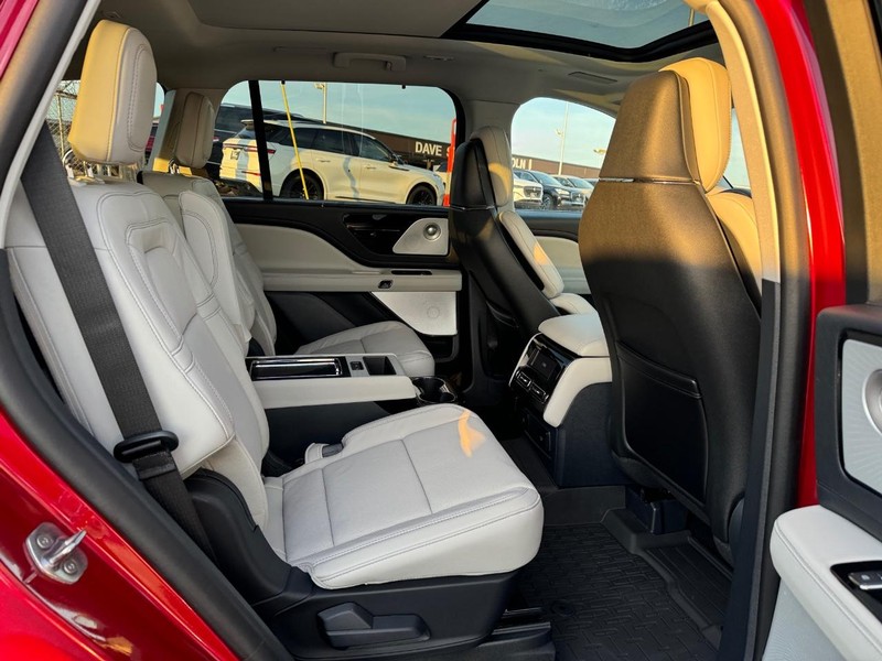 Lincoln Aviator Vehicle Full-screen Gallery Image 15