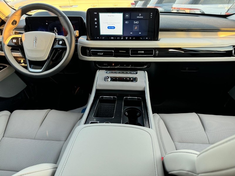 Lincoln Aviator Vehicle Full-screen Gallery Image 16