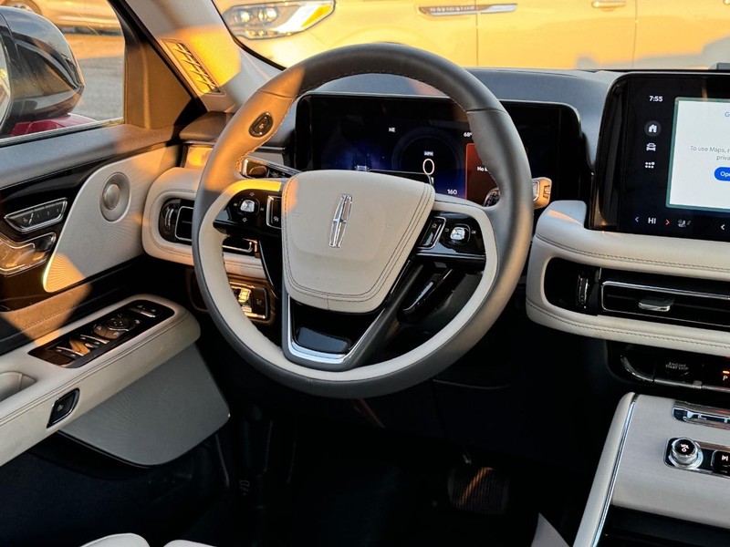 Lincoln Aviator Vehicle Full-screen Gallery Image 17
